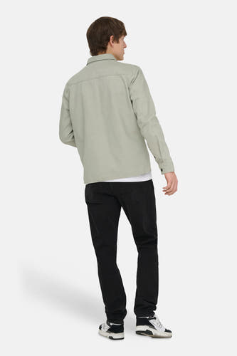 Chemise verte de ONLY & SONS, à manches longues, portée visiblement sur un t-shirt blanc et un jean noir.