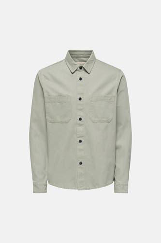 Chemise verte à manches longues ONLY & SONS, avec deux poches poitrine et fermeture boutonnée.