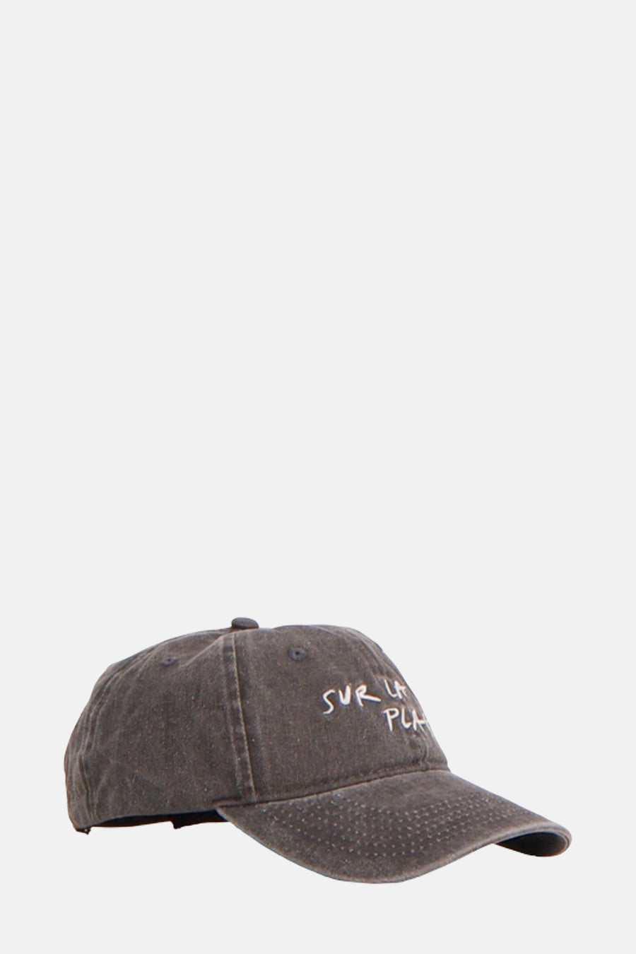Chapeau gris d'ONLY & SONS, avec une étiquette blanche "Sur La Plage" à l'avant.