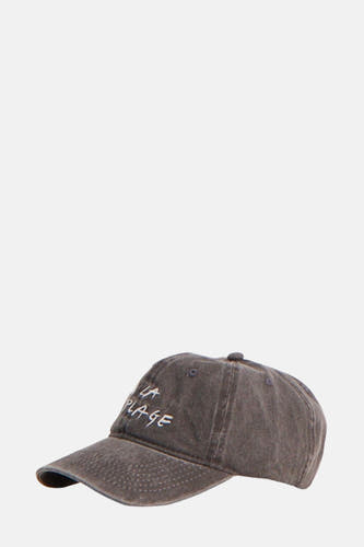 Casquette grise ONLY & SONS® avec lettrage "La Plage" blanc sur l'avant.
