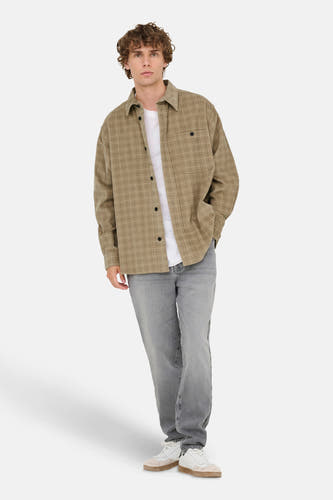 Chemise beige à longues manches de ONLY & SONS, avec un motif de carreaux subtil et des boutons noirs.