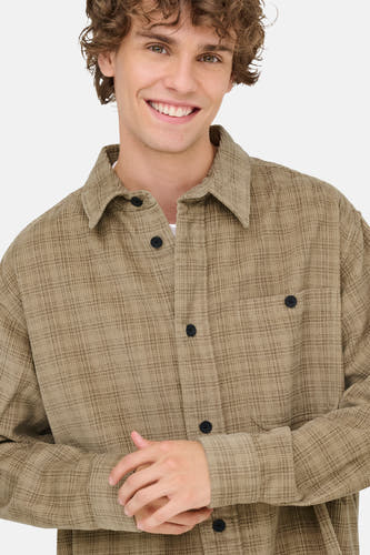 Chemise beige à longues manches de ONLY & SONS®, avec col boutonné, poche poitrine et motif rayé.