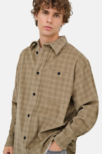 Chemise beige à manches longues de ONLY & SONS®, avec col et poche poitrine.