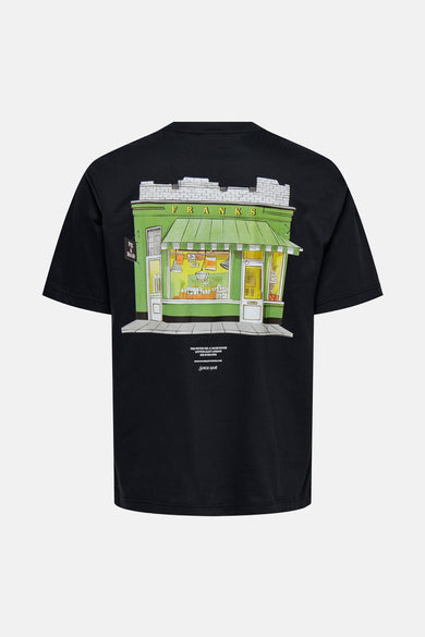 T-shirt noir à manches courtes de ONLY & SONS®, avec un imprimé d'une boutique londonienne traditionnelle sur le dos.