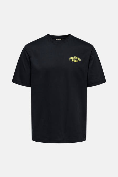 T-shirt noir à manches courtes de ONLY & SONS®, avec du texte jaune sur la poitrine.