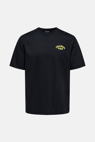 T-shirt noir à manches courtes de ONLY & SONS®, avec du texte jaune sur la poitrine.