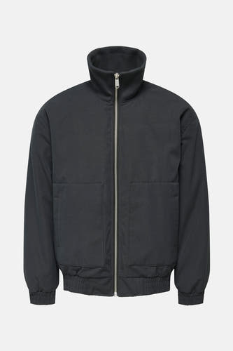 Manteau court gris d'ONLY & SONS®, avec un col haut et une ceinture élastique.