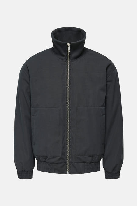 Manteau court gris d'ONLY & SONS®, avec un col haut et une ceinture élastique.