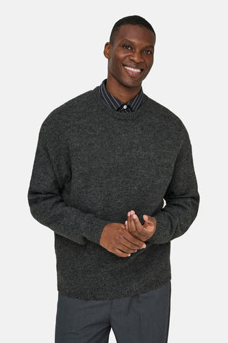 Sweat-shirt gris à col rond de ONLY & SONS®, avec une texture mélangée et un chemisier à carreaux en dessous.