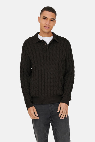 Pull marron d'ONLY & SONS, à motif côtelé, porté sur un T-shirt blanc avec des jeans gris et des bottes noires.