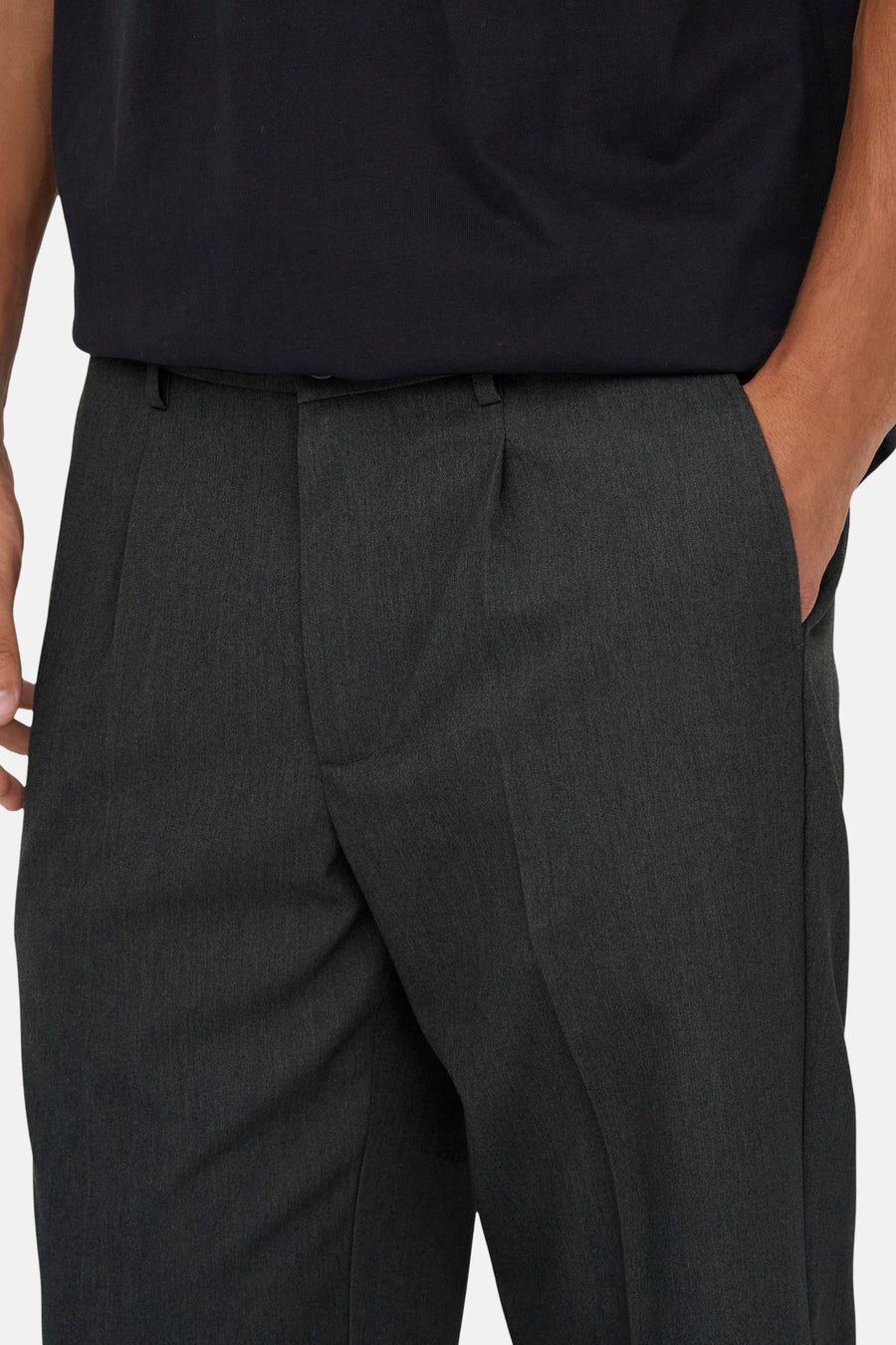 Pantalon gris d'ONLY & SONS®, avec une seule pli, poche et et etre noir.