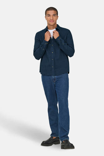 Bleu, chemise à longues manches de ONLY & SONS®, portée sur un t-shirt blanc et des jeans bleus.