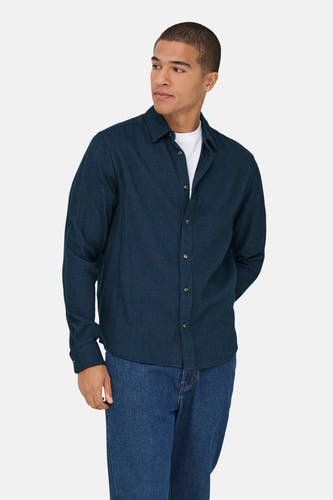 Blauw, lange mouwen hemd van ONLY & SONS®, gedragen over een wit T-shirt en blauwe jeans.