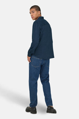 Chemise bleue à manches longues de ONLY & SONS, avec col boutonné et pantalon de jeans.