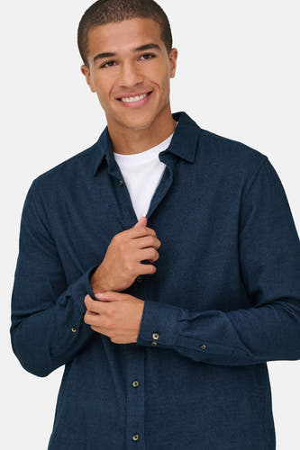 Chemise bleue à manches longues de ONLY & SONS, avec col boutonné et une chemière blanche en dessous.