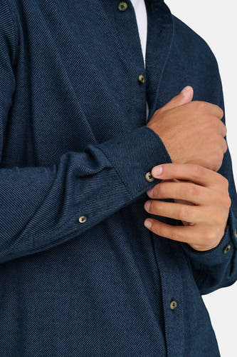 Chemise bleue à manches longues pour hommes de ONLY & SONS®, avec détail de boutons et texture côtelée diagonale.