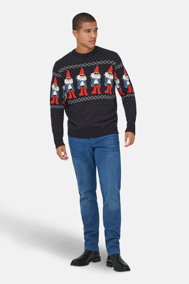 T-shirt bleu avec col rond de ONLY & SONS, imprimé de sapins de Noël et de points, associé à des jeans et des chaussures noires.