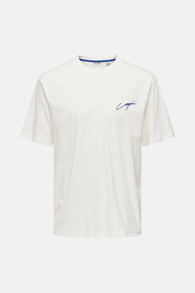 T-shirt blanc à manches courtes de ONLY & SONS®, avec imprimé Capri bleu sur le dos.