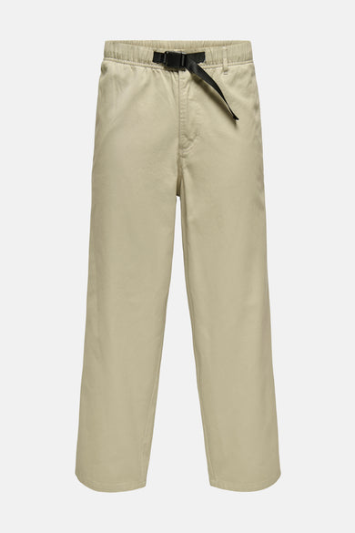 Beige chino d'ONLY & SONS, avec une ceinture élastique et une sangle noire.