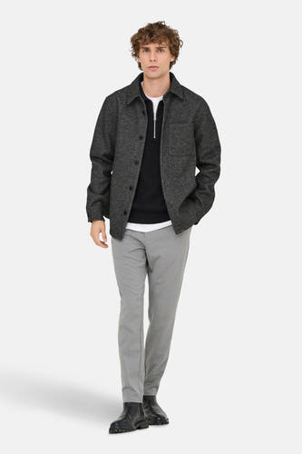 Chemise grise à manches longues de ONLY & SONS, à col boutonné, portée sur un pull noir et un pantalon gris.