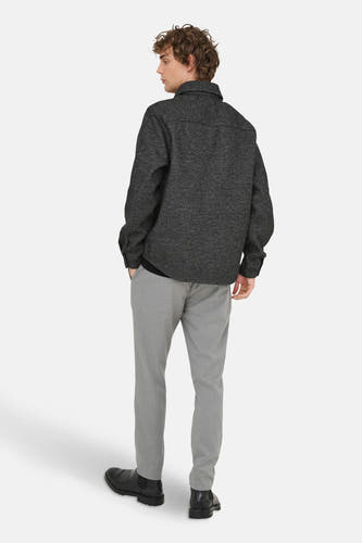 Chemise grise à manches longues de ONLY & SONS®, avec texture et un dos d'un homme portant un pantalon gris et des bottes noires.