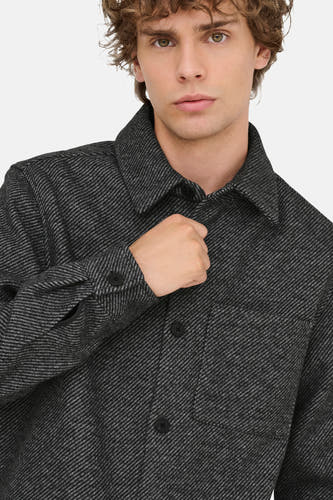 Chemise grise à manches longues d'ONLY & SONS, avec col boutonné et poche poitrine.