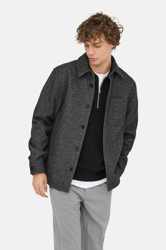T-shirt gris à longues manches de ONLY & SONS, avec fermeture à boutons, porté sur une veste noire et un pantalon gris.