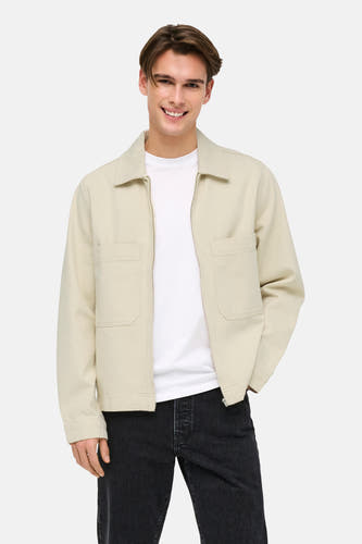 Veste en jean écru de ONLY & SONS®, à manches longues et poches avant, associée à un t-shirt blanc et un jean noir.