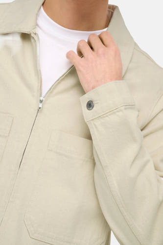 Veste en jean écru ONLY & SONS à manches longues, fermeture zippée et poches plaquées.