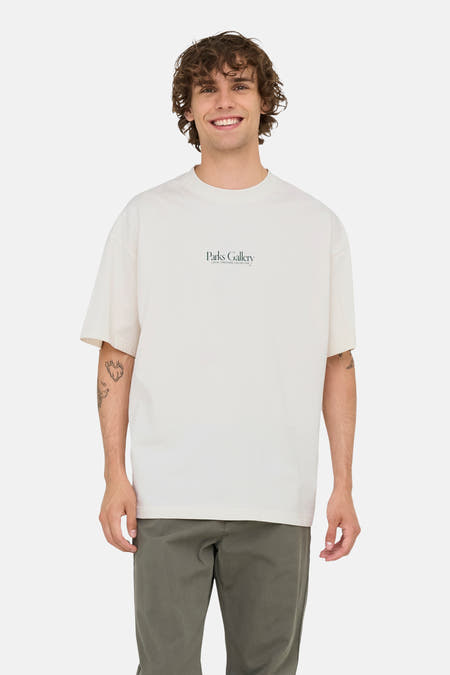 T-shirt blanc à manches courtes de ONLY & SONS, avec impression textuelle sur la poitrine, porté avec un pantalon kaki.