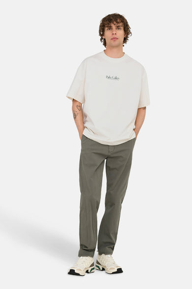 T-shirt blanc à manches courtes de ONLY & SONS, avec une petite impression de texte noire sur la poitrine.