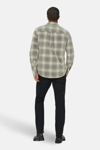 Chemise grise à manches longues de ONLY & SONS, avec un motif à carreaux, portée avec un pantalon noir et des bottes.