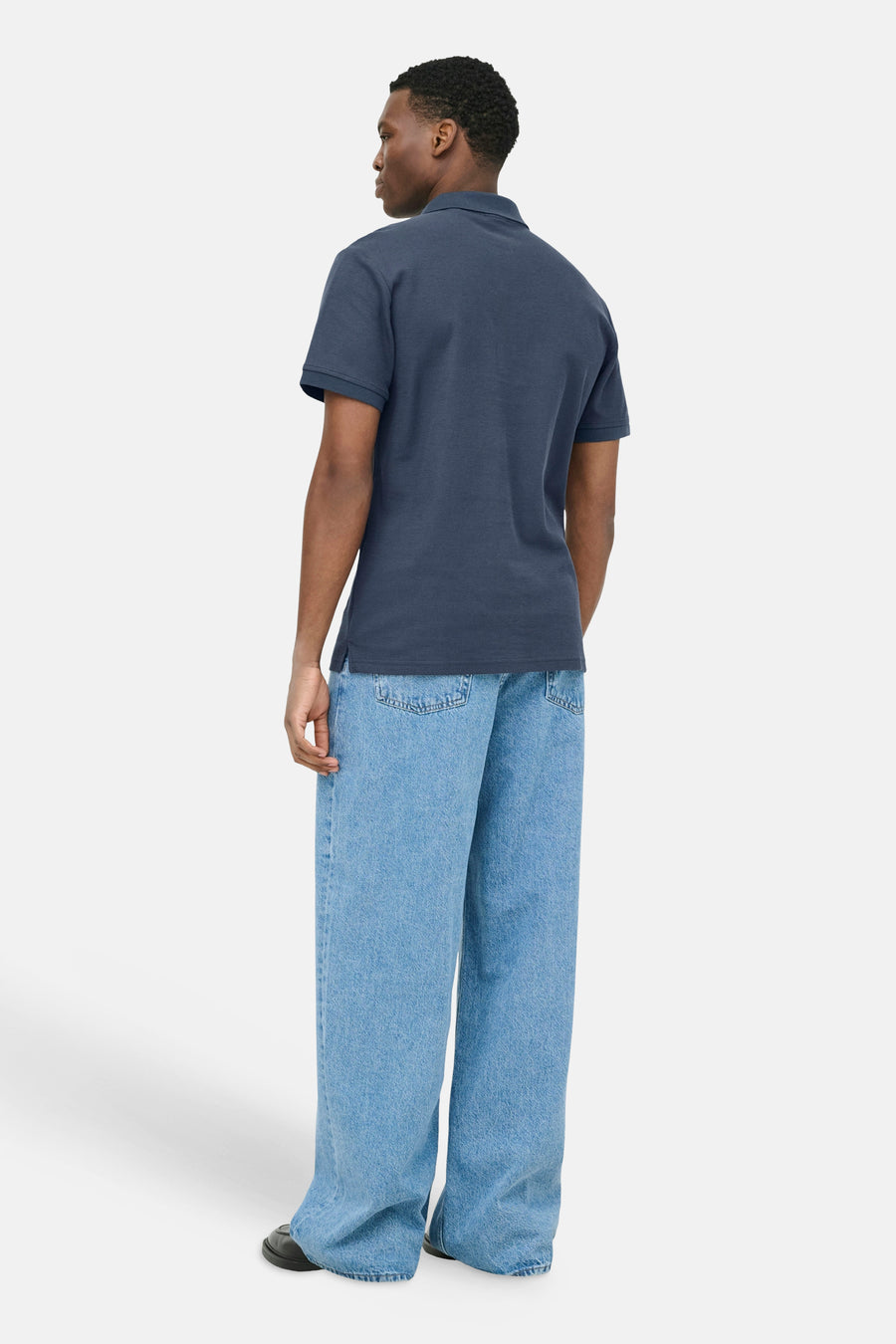 Donkerblauwe korte mouwen polo van ONLY & SONS®, achterzijde, gestreept textuur, model draagt lichte jeans