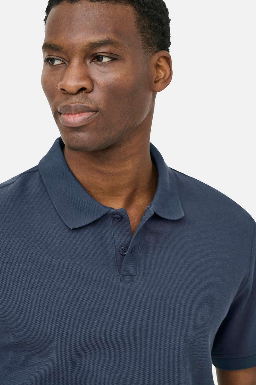 Donkerblauwe korte mouwen polo van ONLY & SONS® met piqué textuur en knoopsluiting, close-up vooraanzicht