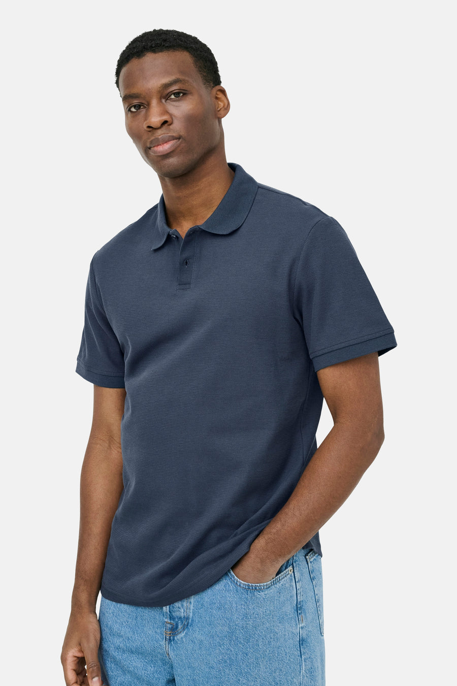 Donkerblauwe korte mouwen polo van ONLY & SONS® met ribstructuur, gedragen door model in lifestyle shot