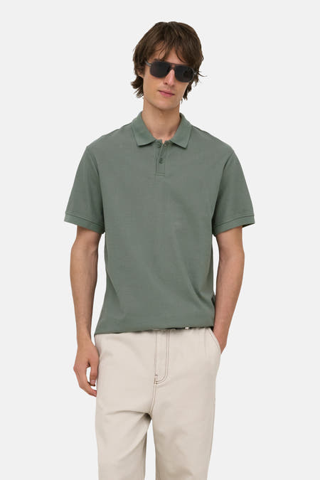 Groene polo van ONLY & SONS® met ribstructuur, gedragen door model met zonnebril en beige broek, front view