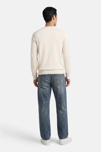 Pull de couleur écru à col rond de ONLY & SONS, à manches longues, porté avec un jean et des chaussures blanches, dos.