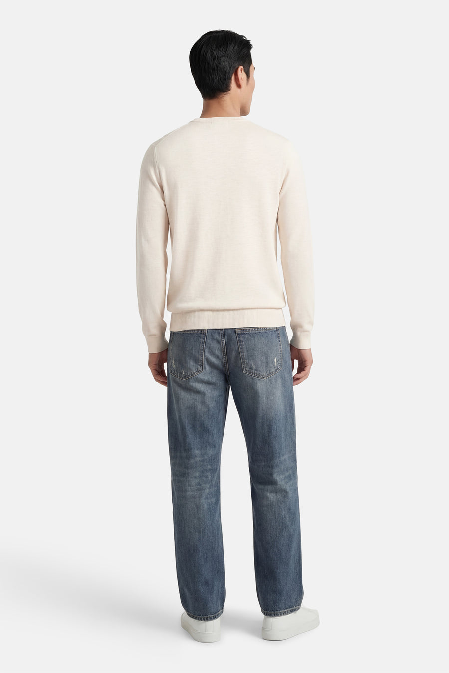 Pull de couleur écru à col rond de ONLY & SONS, à manches longues, porté avec un jean et des chaussures blanches, dos.