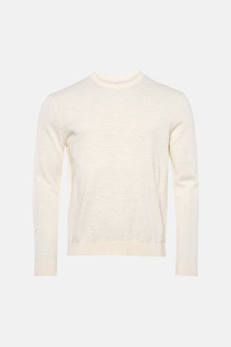 Pull écru à col rond de ONLY & SONS®, porté avec un jean bleu déchiré et des baskets blanches.