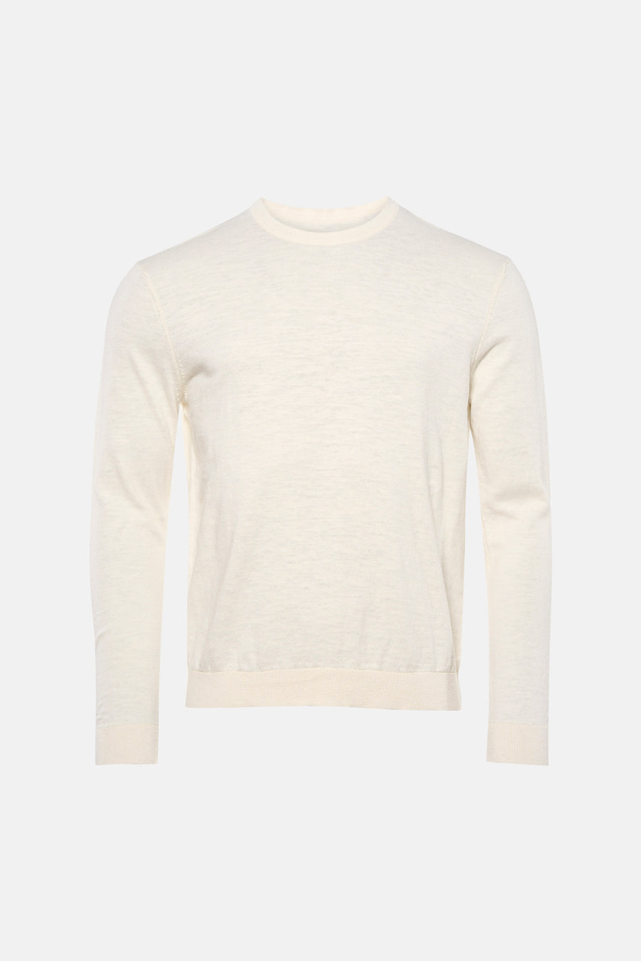 Pull écru à col rond de ONLY & SONS®, porté avec un jean bleu déchiré et des baskets blanches.