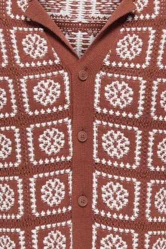Pull en maille marron d'ONLY & SONS avec motif texturé blanc à carreaux, col pointu et boutons marron.