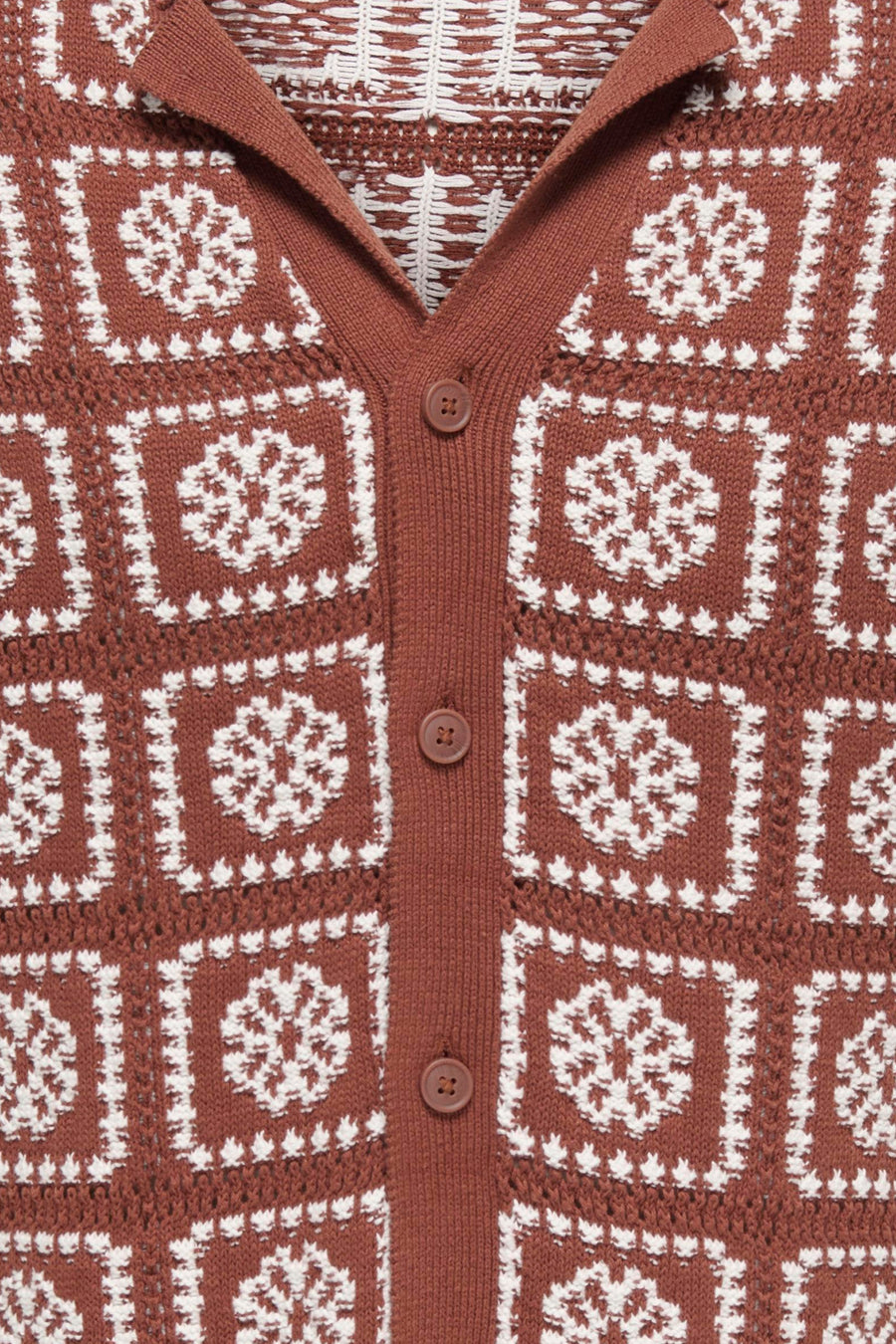 Pull en maille marron d'ONLY & SONS avec motif texturé blanc à carreaux, col pointu et boutons marron.