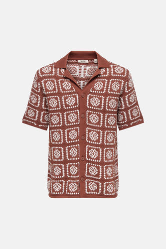 Pull en maille marron d'ONLY & SONS avec motif à blocs blanc, manches courtes, col et boutons.