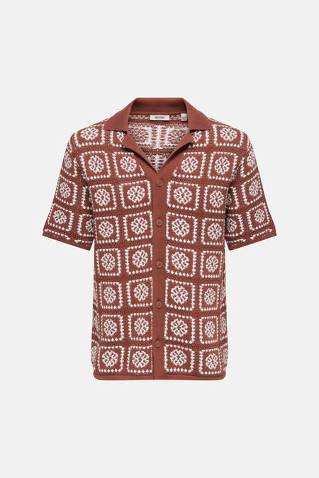 Pull en maille marron d'ONLY & SONS avec motif à blocs blanc, manches courtes, col et boutons.