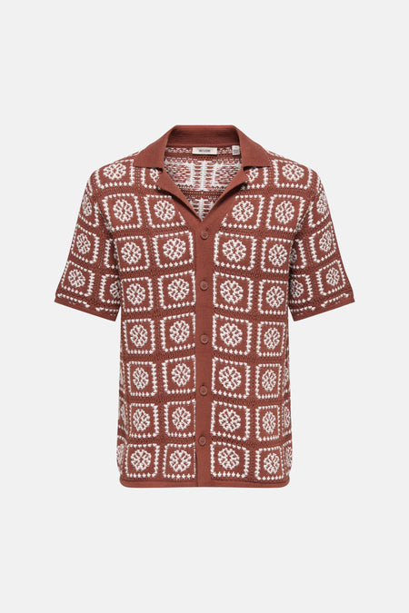 Pull en maille marron d'ONLY & SONS avec motif à blocs blanc, manches courtes, col et boutons.