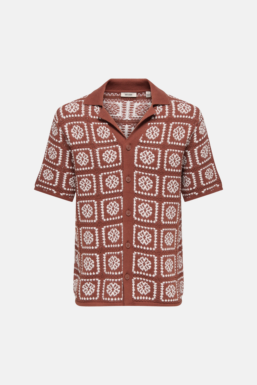 Pull en maille marron d'ONLY & SONS avec motif à blocs blanc, manches courtes, col et boutons.