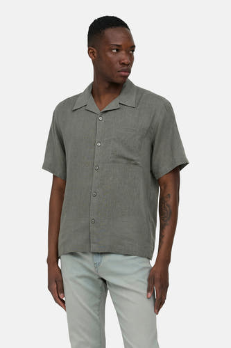 Chemise kaki à manches courtes ONLY & SONS® avec col ouvert et poche poitrine, à porter avec un jean et des baskets.