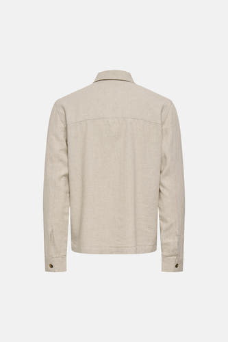 Beige hemd van ONLY & SONS® met lange mouwen, getoond vanaf de achterkant met een schouderpas en knoopdetails op de manchetten.