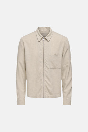 Chemise beige à manches longues ONLY & SONS®, avec fermeture éclair, poche poitrine et texture légère.