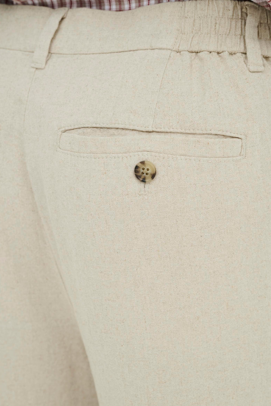 Pantalon beige de ONLY & SONS® en mélange de lin tissé avec taille élastique, poche arrière avec bouton chiné et chemise à carreaux.